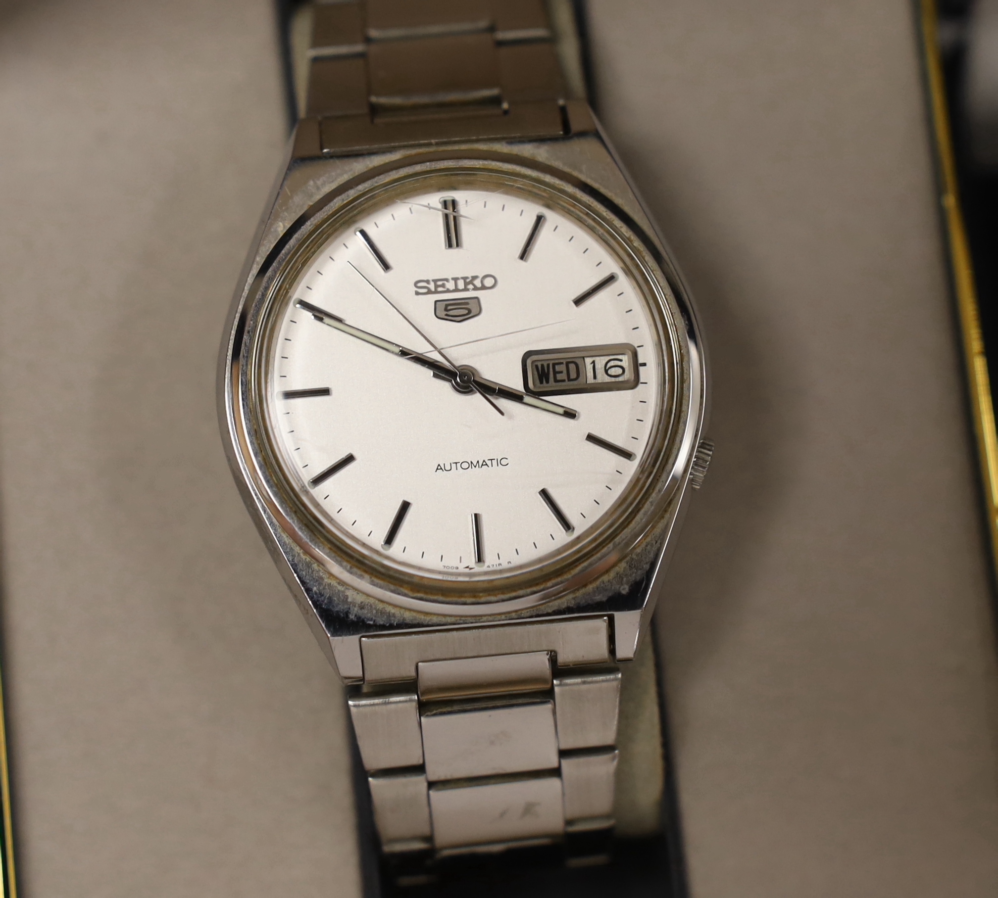 Three gentleman's stainless steel Seiko 5 automatic wrist watches including one with black dial and a Solar Star quartz wrist watch.